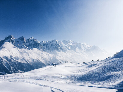 Tracce di sci sulla neve 