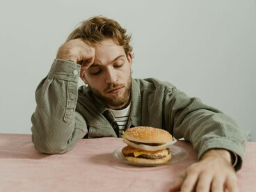 Uma das primeiras perguntas que precisamos fazer é: o que aparece quando o som desaparece? Quando não há conversa, nem vídeo, nem música, sobra espaço para pensamentos, lembranças, preocupações e sentimentos que normalmente conseguimos abafar com distrações. O silêncio funciona como um espelho interno. E nem sempre gostamos do que vemos refletido ali