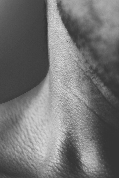 Nell’alternarsi di inspirazione ed espirazione, l’anima conversa con l’invisibile, tessendo il suo legame con il tutto