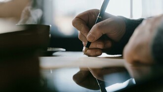 "Aglair, esta agência é uma bagunça! Não tem dinheiro no Caixa Eletrônico! A agência está imunda! Nada funciona! Uma esculhambação! Há muito tempo isto ocorre. Estou de olho em você. Sei a hora que você chega e sai, onde almoça, onde mora. Fica na casa de praia em São Pedro da Aldeia no final de semana e deixa a agência largada. Assinado: Heuqirne"