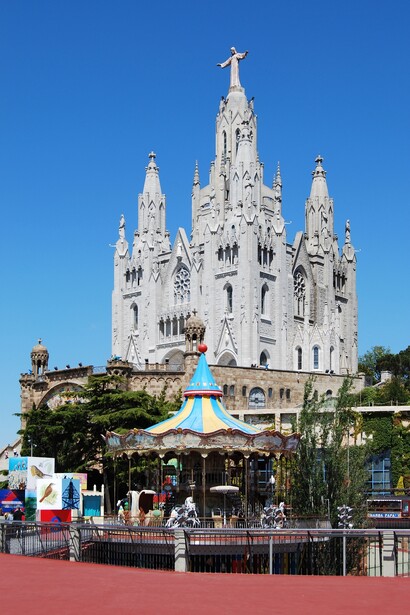 Tibidabo.Templo Expiatorio del Sagrado Corazón de Jesús, gran parte de su hechizo es su privilegiado emplazamiento, está ubicado en la cima del Tibidabo, la montaña más elevada de la sierra de Collserola. Su silueta es lúcidamente identificada desde muchas de las calles de Barcelona que miran a la montaña, y desde el templo se puede disfrutar de una de las vistas más bellas de la capital catalana