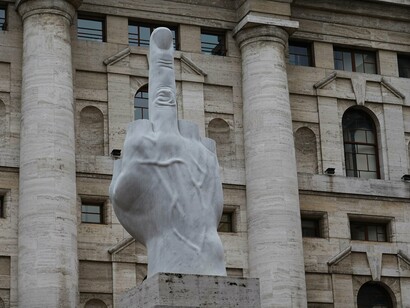 A obra Amor é uma escultura de inspiração antiga, esculpida em um bloco de mármore de Carrara, representando uma mão na qual todos os dedos foram cortados, exceto o dedo médio. A obra tem 11 metros de altura e tem vista para a Plaza degli Affari, em frente à Bolsa de Valores Italiana de Milão (capital financeira), no bairro comercial. Está voltado para o Palácio Mezzanotte, como que para humilhar satiricamente este templo das finanças italianas