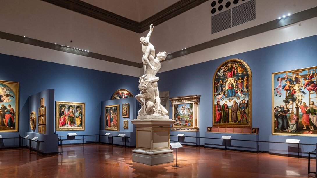La magnificenza della Sala del Colosso della Galleria dell’Accademia di Firenze con al centro la terra cruda modellata del Ratto delle Sabine di Jean de Boulogne detto il Giambologna © Guido Cozzi