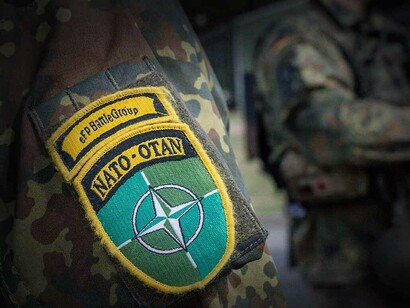 Insignia de la OTAN en el uniforme militar de uno de sus efectivos