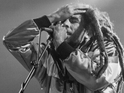 Bob Marley. Suas canções de sucesso, incluindo "No Woman, No Cry", "Redemption Song" e "One Love/People Get Ready", continuam a ressoar com o público em todo o mundo, transcendendo gerações e barreiras culturais
