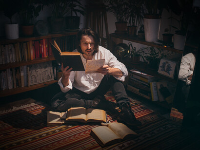 Poeta militante: la poesía acepta ser alcanzada, captada y determinada a un orden y disposición en forma de esquemas, que son los versos