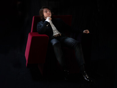 Durante le sue performance pianistiche non stupisce solo per la tecnica e la sensibilità pressoché uniche, ma anche per il look da popstar