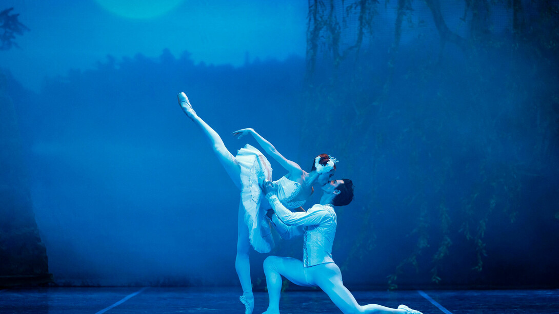 Il lago dei cigni musicato da Pëtr Il'ič Čajkovskij presso il Teatro Nuovo di Verona 