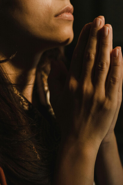 A oração fortalece conexões sociais, criando comunidades de apoio emocional essenciais para o bem-estar físico e mental
