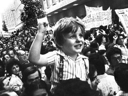 Histórica foto de la Transición española: en España hay un creciente desencanto entre los más jóvenes con las instituciones democráticas