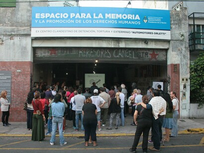 La memoria colectiva permite comprender el presente a la luz del pasado y proyectar un futuro más justo. Los Espacios para la Memoria, en Argentina mantienen el recuerdo de los horrores vividos