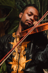 Violinista se apresenta em festival 