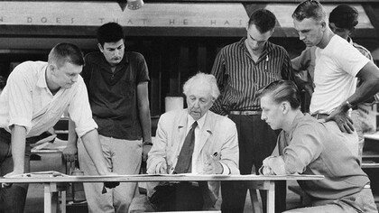 Frank Lloyd Wright com vários estudantes de arquitetura