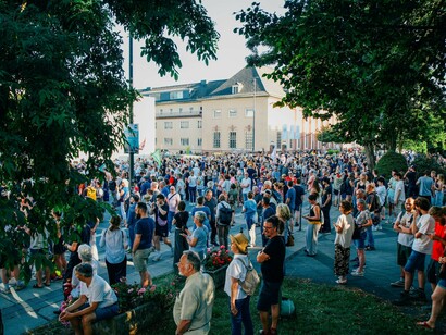 A protest in Marburg, Germany, was held in opposition to right-wing extremist Martin Sellner, leader of the "Identitarian Movement," as he conducted a reading on the controversial topic of "remigration." Demonstrators gathered to show support for diversity and democracy, voicing their strong opposition to Sellner's views