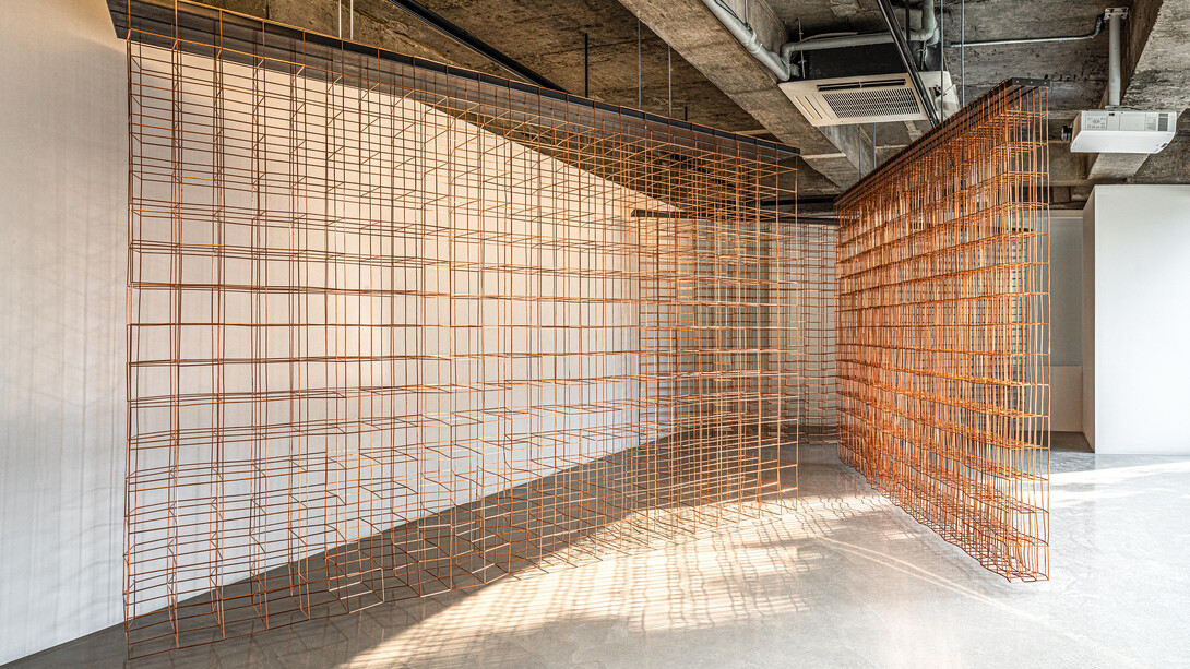 Jinnie Seo
Perchance, Copper Glance
Interval
Detour, Contour
2020
copper square pipe, stainless steel wire
courtesy of the Artist and Gallery Baton, photo by Jang Mi
