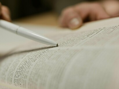 O texto literário é, então, o lugar da confluência de reflexos, complexo de espelhos que refletem outros espelhos. O espelho pode ser plano, côncavo, convexo, pode inverter, deformar, transformar, sendo sempre um espaço de encenação, lugar da produção de um espetáculo



