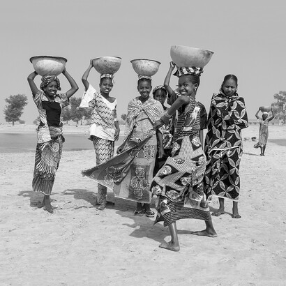 Girls having fun in the Desert © Vincent de Groot