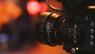 Submetidos às lógicas de hiperotimização financeira, os estúdios e as produtoras acabam sendo obrigados a ceder ao imperativo de minimizar incertezas, sacrificando qualquer ousadia criativa em favor de narrativas que prometem público cativo. Quando o destino de um projeto cultural está mais condicionado à aprovação de acionistas do que à criatividade de um artista, o risco se converte em pecado, e o novo é heresia