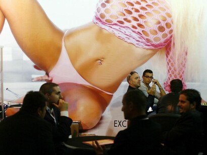 Asistentes a una feria erótica