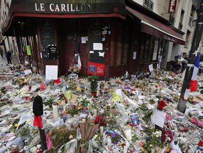 París. Cientos de rosas, velas y recuerdos enfrente de Le Carillon