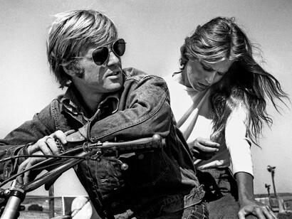 Steve Schapiro, Robert Redford and Lauren Hutton, 1970. Mit freundlicher genehmigung der Camera Work Gallery