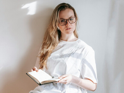 Conheça a vida e a carreira de Julio Verne, desde sua infância em Nantes até seu envolvimento no cenário literário parisiense e seu impacto na ficção científica