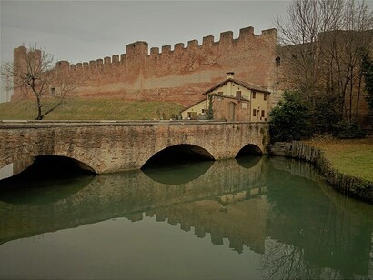 Il ponte e le cinta murarie che circondano la città di Castelfranco Veneto, Italia
