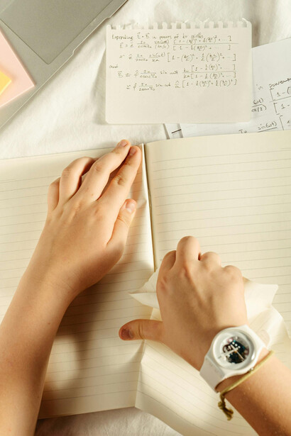 Las políticas que restringen el uso de dispositivos buscan no solo reducir distracciones, sino también recuperar el tiempo compartido y la presencia