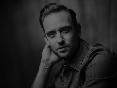 En 2012 Joël Dicker publicó «La Vérité sur l’Affaire Harry Quebert» («La verdad sobre el caso Harry Quebert»), que ha sido traducida a 33 idiomas