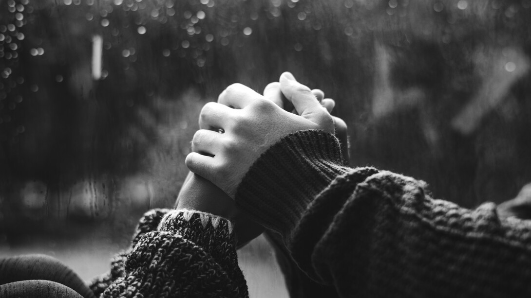 Guardava uma foto antiga dela na carteira, dizia ele. Uma imagem gasta pelos cantos, marcada pelo tempo, que ele carregava como prova e como ferida. Para ele, aquela fotografia era sua maior fortuna e também sua ruína: fortuna por lembrar dos instantes em que o amor parecia possível e inteiro; ruína porque a lembrança era também um corte que não cicatrizava. Essa ambivalência era, talvez, o núcleo de sua história com ela: algo que enaltecia e destruía em igual medida, uma memória que alimentava saudade e dor lado a lado