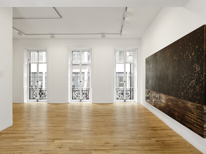 Teresita Fernández, Golden (Obsidian Scene 2), 2014
Gold chroming and India ink on wood panel, 3
panels, Overall: 203,2 x 487,7 cm © Teresita Fernández- All rights reserved, courtesy of the Artist and Almine Rech Gallery