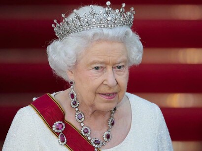 Isabel II con su corona