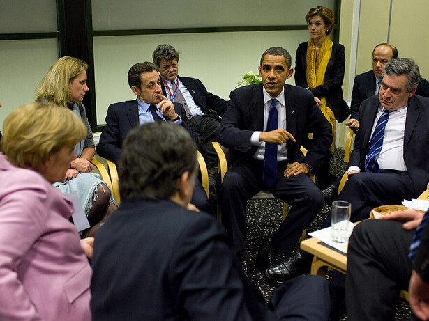 Le président Barack Obama informe les dirigeants européens à l'issue d'une réunion multilatérale lors de la Conférence des Nations unies sur les changements climatiques à Copenhague, au Danemark, le 18 décembre 2009