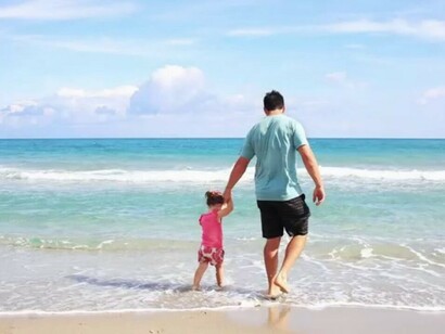 Un padre en el mar con su hija