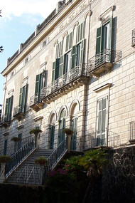 Villa Floridiana, Napoli, Italia. Villa Floridiana è una villa storica, sita nel quartiere Vomero nell’omonimo parco, uno dei pochi polmoni verdi della città
