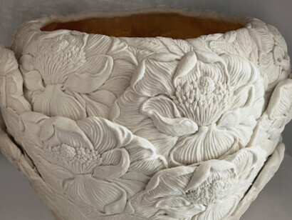 Cuenco grande de "Magnolia", 2025
Porcelana moldeada, tallada y elaborada a mano, con el interior recubierto de pan de oro