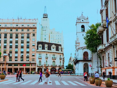 La entrada al local rememora bailes reales