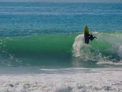 Surfista na praia em Agadir, Marrocos