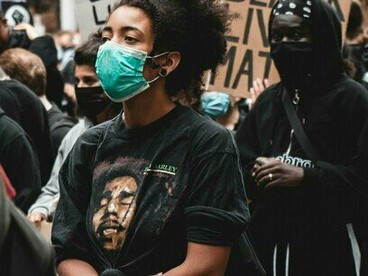 Enquanto a esquerda batia cabeça para tentar salvar o pescoço da Dilma do impeachment, a direita se apoderou daquele que seria o maior veículo de formação de opinião e comunicação em massa. As redes sociais e a internet