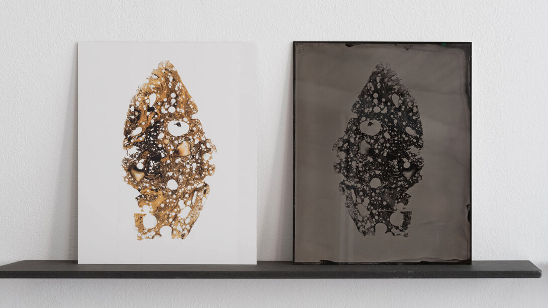 Charlotte Charbonnel, Série de lames, tirage couleur et au collodion humide d’une lame mince d’un échantillon de pouzzolane partiellement fondue, 2021. Crédit photo : Vincent Blesbois