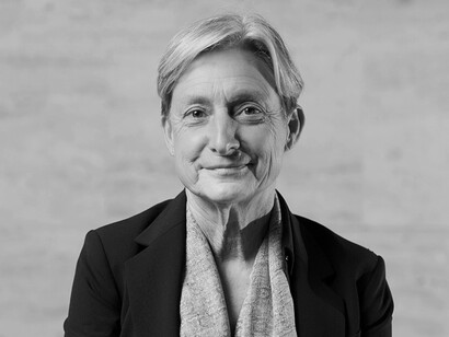 Judith Butler, filósofa posestructuralista estadounidense que ha realizado importantes aportes en el campo del feminismo, la filosofía política y la ética; es una de las teóricas fundacionales de la teoría queer