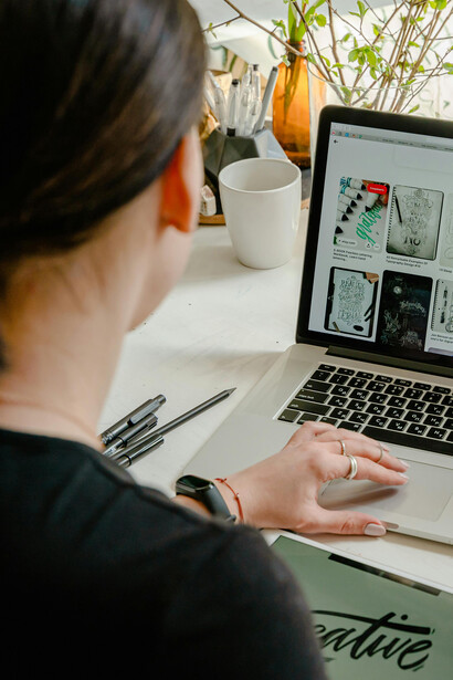 A arte promove a conexão social, unindo pessoas de diferentes origens e perspectivas, criando comunidades e vínculos significativos
