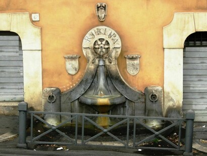 Fontana del Rione XII Ripa, detta Fontana del Timone, posta sul Lungotevere Ripa Grande, 1926 (foto Roberto Agostinucci)