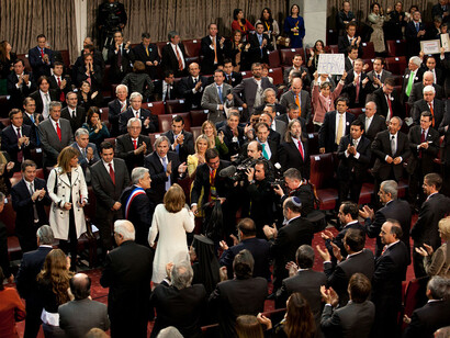 Representantes en el Salón de Honor del Congreso Nacional en Valparaíso, Chile. Esta nación debe crear esos espacios institucionales que faciliten acuerdos políticos y sociales de futuro