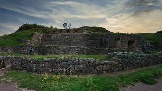 Foto panorámica al atardecer de Tambomachay, sitio arqueológico Inca en Cusco, Perú