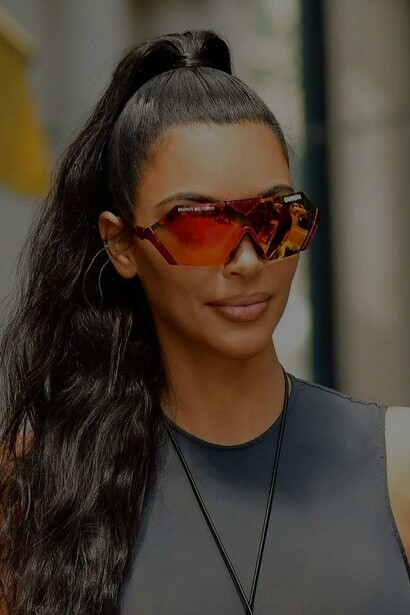 Kim Kardashian usa óculos esportivo no “street style”