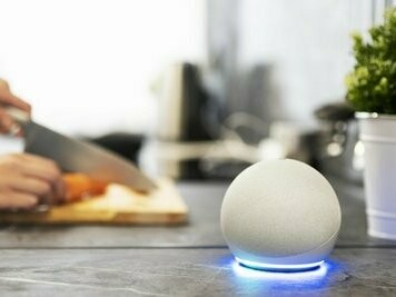 Alexa propõe receita a usuária. As compras online são um exemplo fantástico de como a IA aprende com a informação que lhe vamos dando. Quando iniciamos uma pesquisa dentro de uma loja, digamos de roupa, inicia-se um processo de aprendizagem por parte do sistema digital que, a partir do tipo de coisas que vamos procurando, vai aprendendo aquilo que gostamos e começa a oferecer-nos peças ou artigos semelhantes