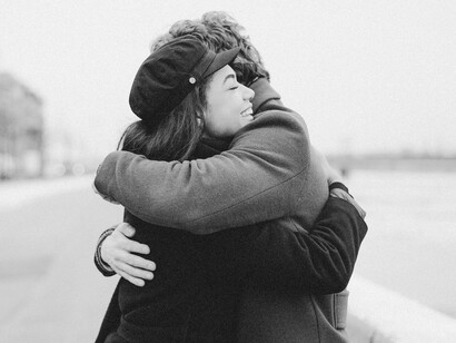 Foto monocromática de casal abraçando-se