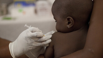 Un niño africano recibiendo una vacuna