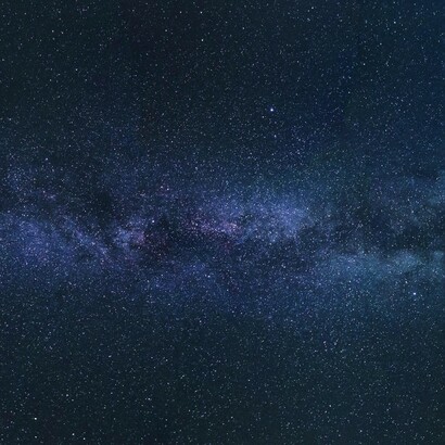 Así como el lenguaje articula sentidos desde el caos de los sonidos, el cosmos encuentra equilibrio en su capacidad de generar complejidad a partir de principios simples